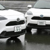 ヤリスクロス GR SPORT（左）とノーマルのヤリスクロス（右）