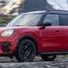MINI カントリーマン 新型、ガソリン主力グレードに「JCW」仕様…新写真を公開 画像
