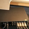 プロセッサーにはヘリックスのDSPウルトラをセレクト。ラゲッジの前方に隙間を見つけてうまくインストールされている。