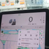 スピードやADASなどのインフォメーションはセンタークラスタのディスプレイに表示される。スピードメーターは同様のレイアウトを取るテスラ「モデル3」より視線移動がやや大きい印象だった。