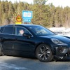 ポルシェ『マカンEV』の姿をしたアウディ 『Q8 e-tron』次期型プロトタイプと思われる車両（スクープ写真）