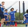 ネイティブとバイリンガルの先生が英語で楽しくサッカーを指導