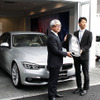 セントラル自動車技研代表取締役社長・田中徳兵衞氏と高宮祐樹選手（Central BMW 浦和営業所、4月9日）