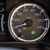 最近の車両ではライトの点灯に連動してアイコンが点灯。ライトの点灯状況が確認できる
