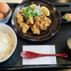 熊本の養鶏家たちが営む農産物販売センター、コッコファームのレストランにて、種鳥唐揚げと卵かけご飯のセットを食す。種鶏はひな鳥のように柔らかくはないが、風味はひな鳥と比べて格段に豊かで肉の香りも素晴らしいものだった。卵は絶品。