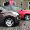 ダイハツ ブーン（手前）とブーン シルク（奥）