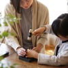 トンカチやポンチなど職人の道具を使い、自分だけのオリジナルキーホルダーやバッジを作る