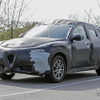 発表前なのに…アルファロメオの新型SUV、会社案内ビデオに写っちゃった 画像
