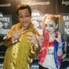 ハロウィンイベントのピコ太郎（左）とざわちん
