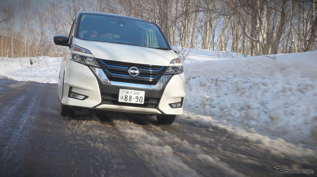 路面を白くする程度の薄い積雪はもちろん、タイヤが埋まるほど深く積もった雪でもしっかりと前へ進んでいく
