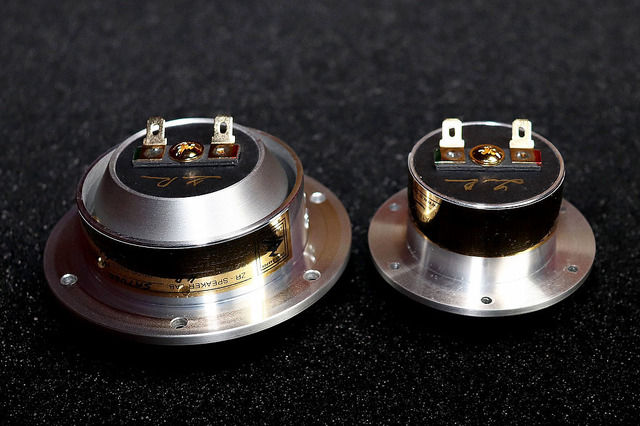 左が『ZR Extravagance SATURN』、右が『ZR Extravagance Line』。 左が『ZR Extravagance SATURN』、右が『ZR Extravagance Line』。