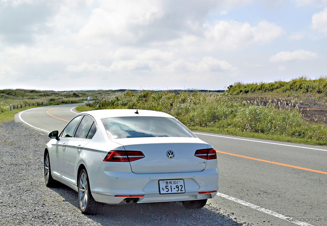VW パサートTDIのリアビュー。熊本・阿蘇外輪山のミルクロードにて。