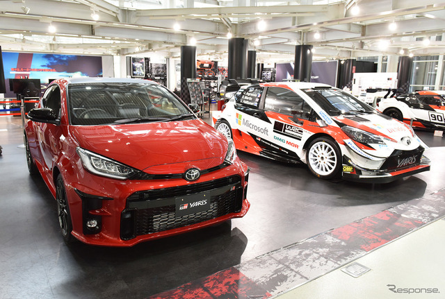 トヨタ GRヤリス RZ“High Performance”(左)とヤリスWRC