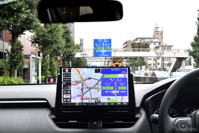 映える黒、美しい描写力は映像も地図も最大限に引き立たせる