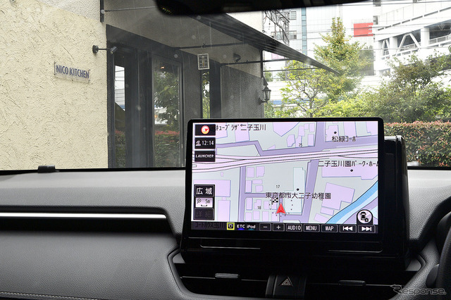 映える黒、美しい描写力は映像も地図も最大限に引き立たせる