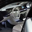 フロントシート前方には横長の大型ディスプレーを搭載し、エンタテイメント志向を強めたソニーらしいデザインとなった(CES 2020)