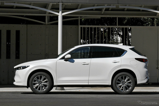 マツダ CX-5 改良新型】ボディ同色ガーニッシュが光る、最上級の