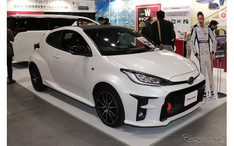 『NP1』を装着した、レーシングドライバー小林可夢偉選手の私有車、トヨタ・GRヤリス。