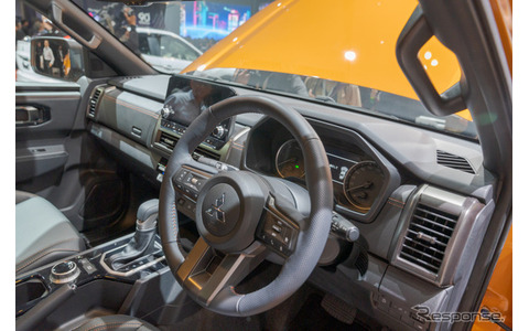 シンプルながら上質なデザインの運転席。