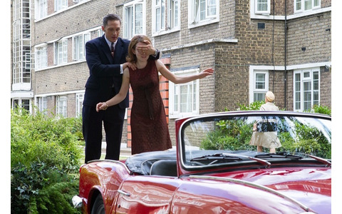 トム・ハーディ×エミリー・ブラウニング／『レジェンド 狂気の美学』　(C) 2015 STUDIOCANAL S.A. ALL RIGHTS RESERVED.