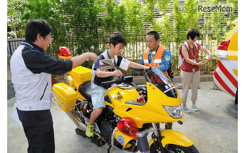 「黄バイ」「黄パト」「ホメパト」の乗車体験も行われた　＜撮影：稲葉九＞